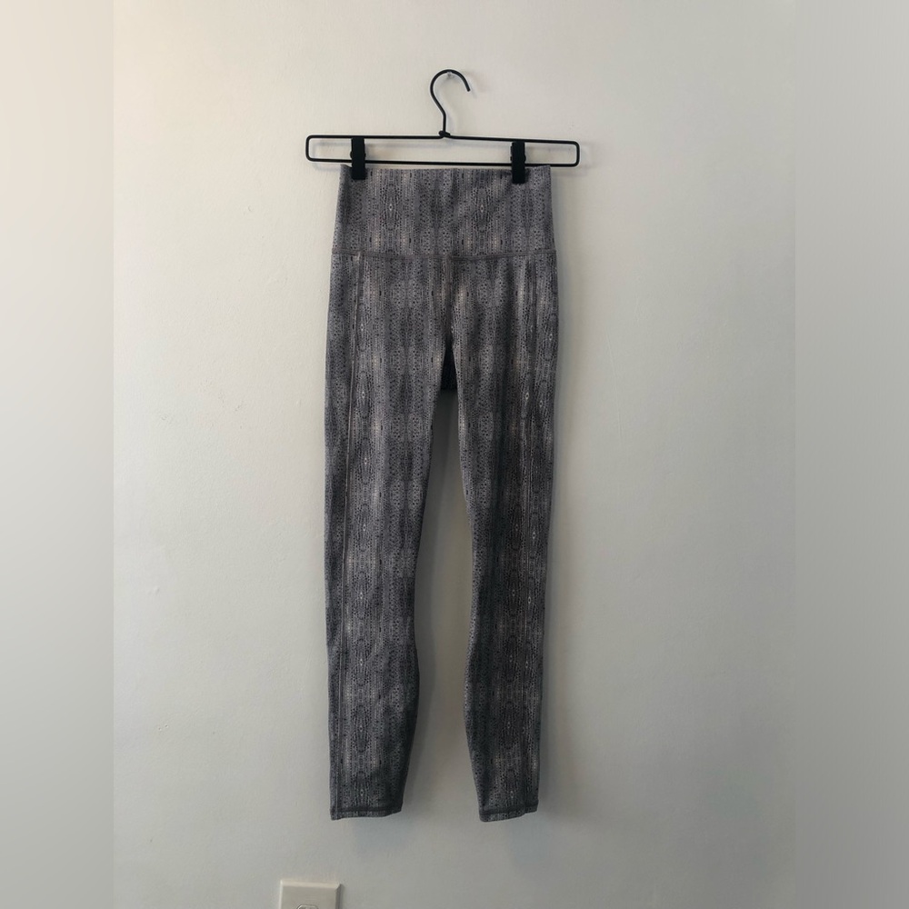 Vuori Studio Pocket Leggings Yoga Gray Dune Snake Print Sz XS Stretch